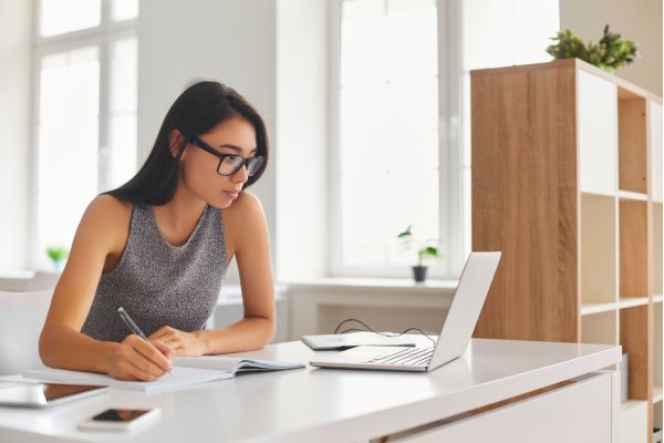Profesor online dando una clase de inglés